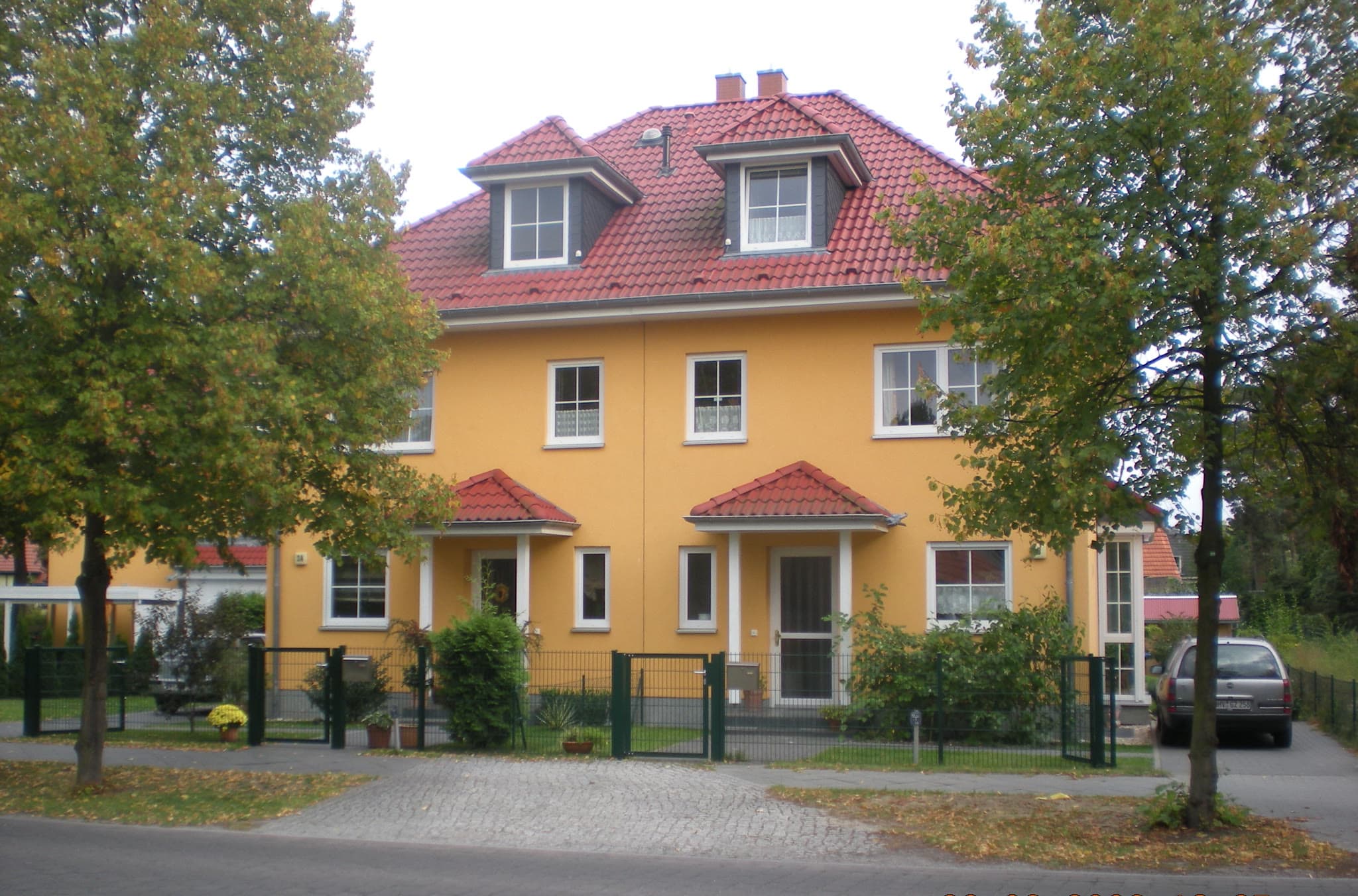 Doppelhaus mit rotem Ziegeldach – HBG Hochbau Berlin