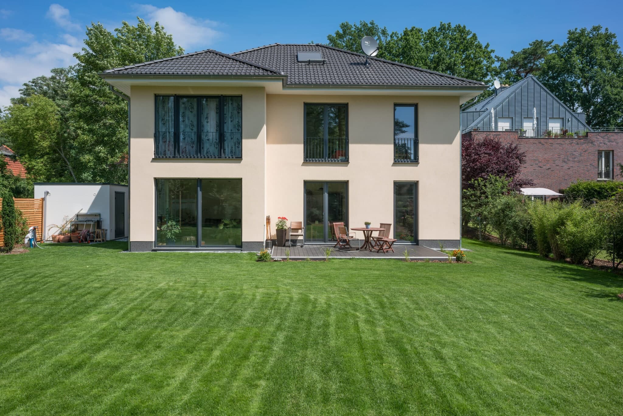 Einfamilienhaus mit Walmdach in Glienicke/Nordbahn – Gartenseite (HBG Hochbau Berlin)