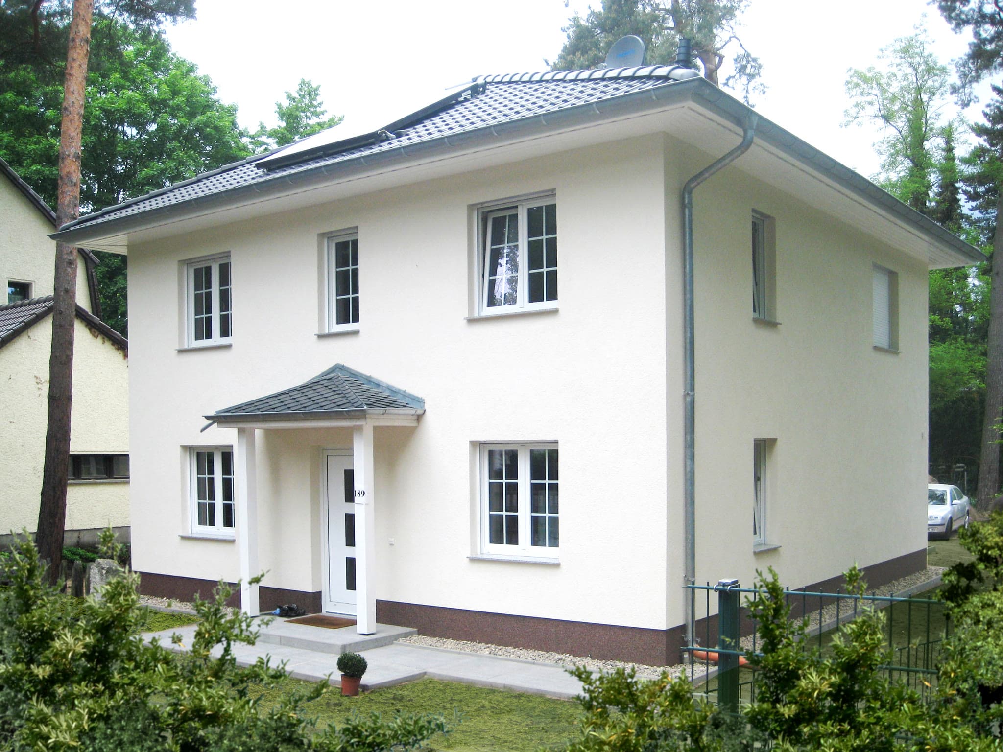 Stadtvilla mit Säulenvordach – HBG Hochbau Berlin