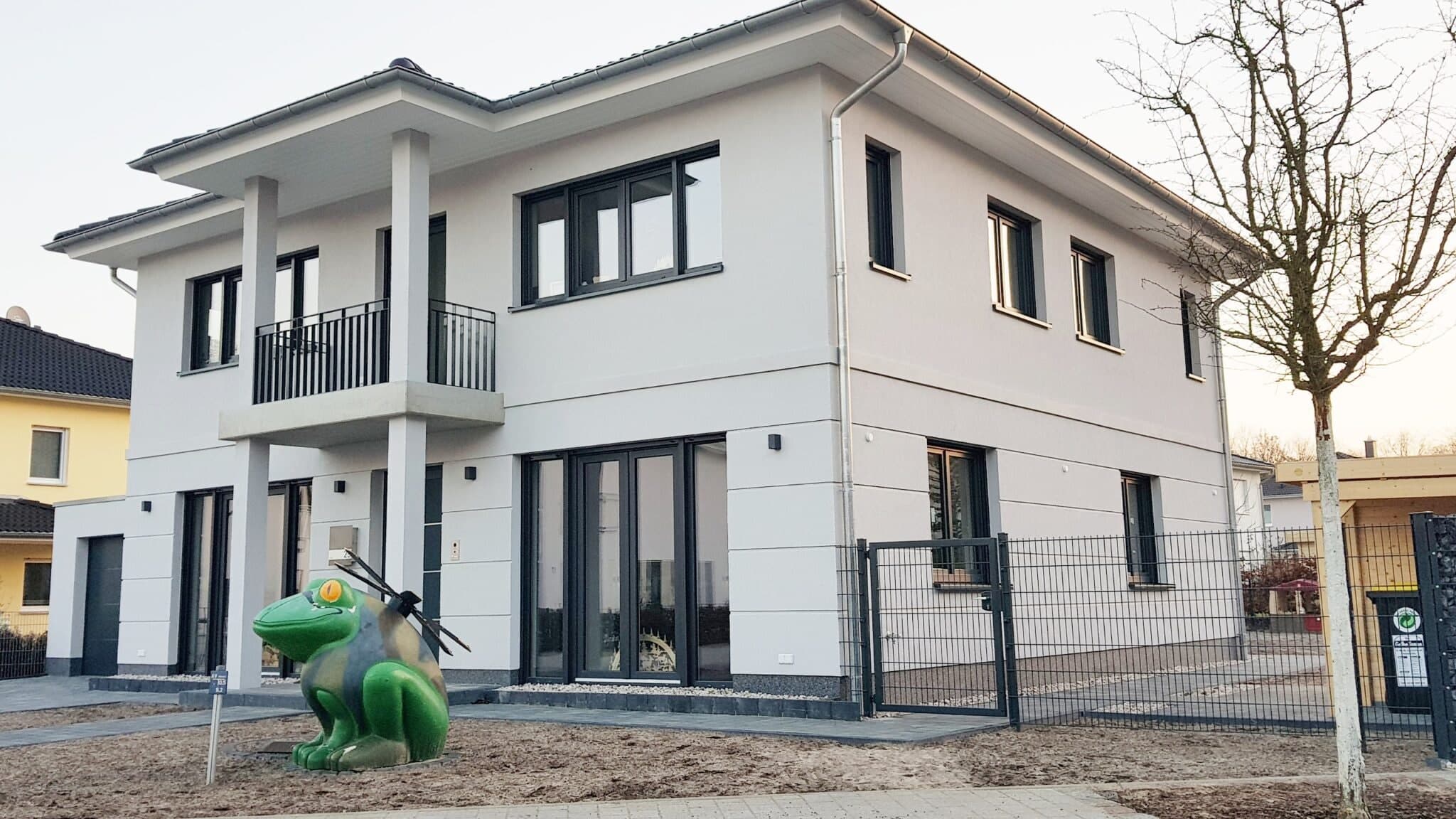 Stadtvilla mit Flachdach in Potsdam – Seitenansicht (HBG Hochbau Berlin)