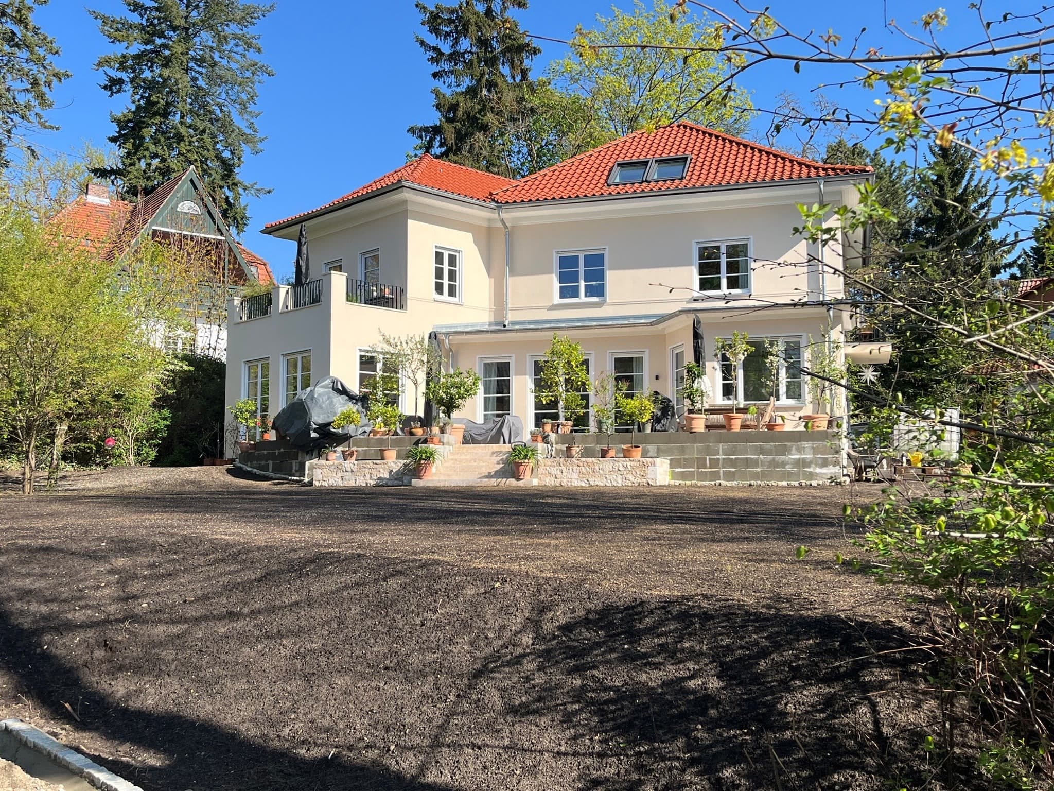 Villa mit Walmdach in Berlin-Kladow – Gartenseite (HBG Hochbau Berlin)